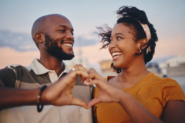 Cuplu Negru Mână Inimă Sărbători Relația Fiind Fericit Zâmbet Romantic — Fotografie, imagine de stoc