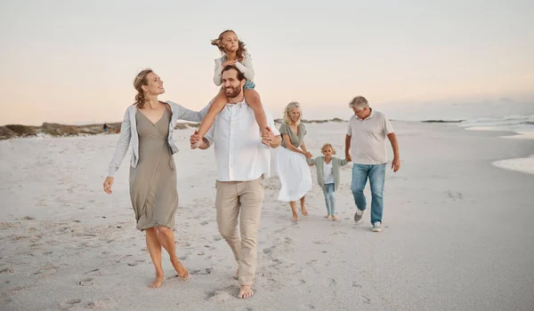 Rodina Spolu Chodí Pláži Šťastné Rodinné Sbližování Dovolené Moře Prarodiče — Stock fotografie
