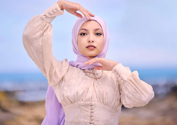 漂亮的年轻阿拉伯女人穿着头巾站在户外 迷人的女性穆斯林 头戴头巾 在外面摆姿势 她是关于时尚和时尚的 混血儿看上去自信而时尚 — 图库照片