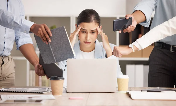 Stressz Szorongás Többfunkciós Üzletasszony Fejfájással Munkaterhelés Laptop Határidő Irodában Kiégés — Stock Fotó
