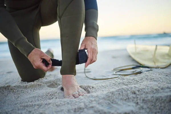 Pied Avec Planche Surf Laisse Sur Sable Préparent Entrer Dans — Photo