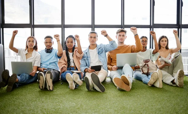 Jongeren Diversiteit Met Vuist Lucht Uit Protest Solidariteit Serieus Zijn — Stockfoto