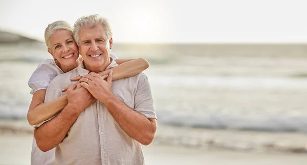 Porträtt Ett Lyckligt Seniorkaukasiskt Par Som Står Och Omfamnar Varandra — Stockfoto