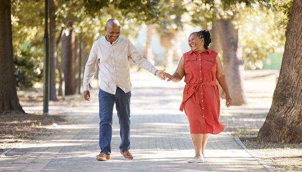 Feliz Casal Afro Americano Maduro Afetuoso Andando Mãos Dadas Fora — Fotografia de Stock