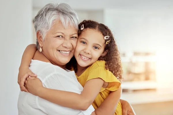 Retrato Mestiço Avó Neta Abraçando Sala Estar Casa Sorrindo Menina — Fotografia de Stock