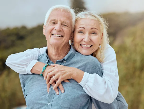 一对快乐成熟的高加索夫妇在海滩度假时享受新鲜空气 笑着退休夫妇正在做有氧运动 同时开心地玩耍 并在浪漫的约会中玩乐 — 图库照片