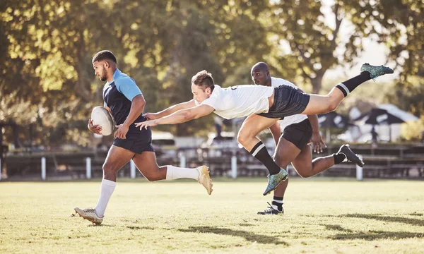 Jugador Rugby Caucásico Tratando Hacer Frente Oponente Durante Partido Rugby —  Fotos de Stock