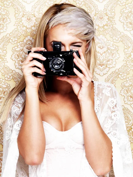 Oko Olśniewającego Patrzącego Czarująca Młoda Kobieta Strojach Retro Trzymająca Kamerę — Zdjęcie stockowe