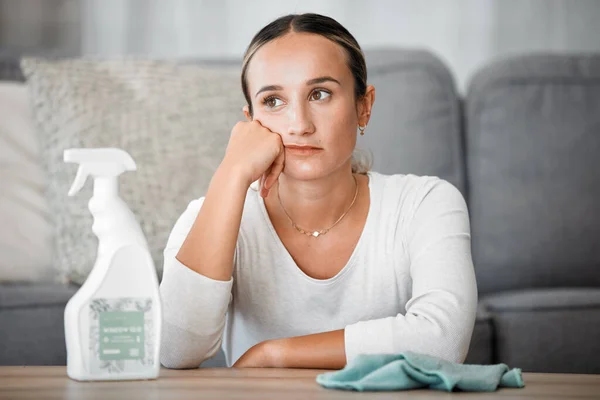 Limpieza Cansancio Aburrido Con Una Mujer Limpiadora Pensando Mientras Está — Foto de Stock