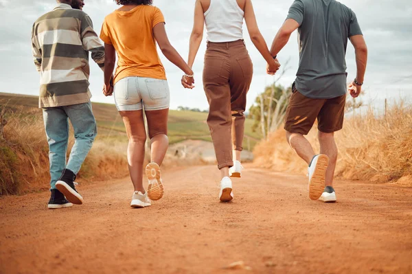 Teman Berjalan Dan Berpegangan Tangan Dengan Kelompok Teman Pria Dan — Stok Foto