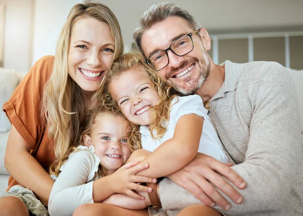 Retrato Una Familia Caucásica Feliz Cuatro Relajantes Sala Estar Casa — Foto de Stock