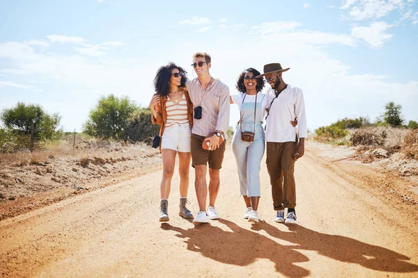 친구들은 미국의 아리조나 사막을 탐험하기 걷는다 대통령의 여행에는 즐거운 여름휴가를 — 스톡 사진