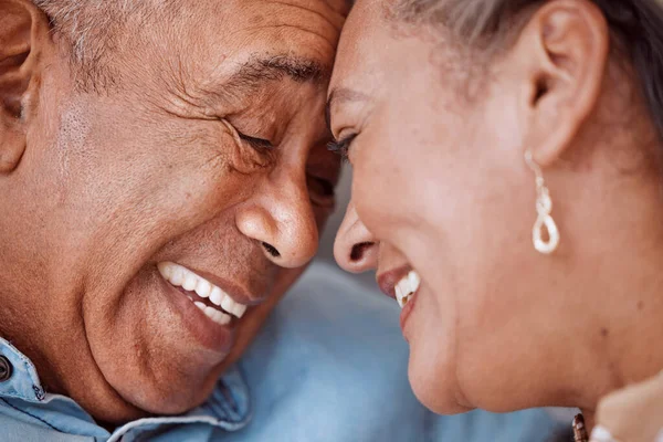 Love Couple Face Senior Man Woman Embracing Laughing Relax Bonding — Stock Photo, Image