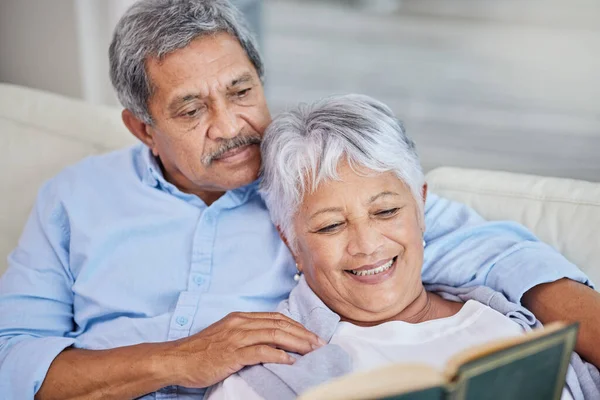 Sevecen Melez Yaşlı Bir Çiftin Evlerindeki Oturma Odalarında Kitap Okuması — Stok fotoğraf
