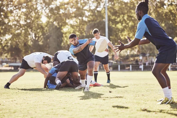 Blandad Ras Rugby Spelare Gör Ett Pass Till Afrikansk Amerikansk — Stockfoto