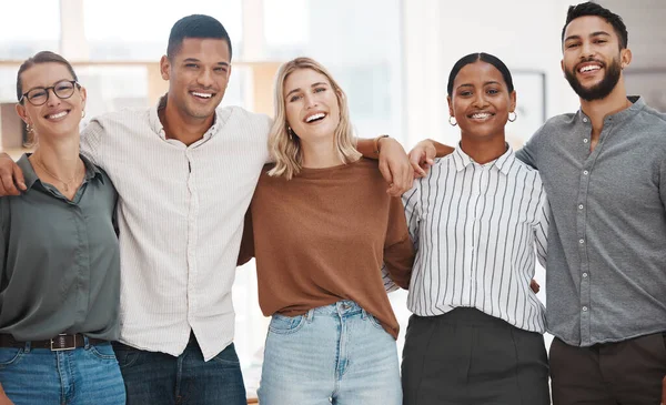 Ofiste Birbirine Sarılmış Bir Grup Kendine Güvenen Adamının Portresi Mutlu — Stok fotoğraf