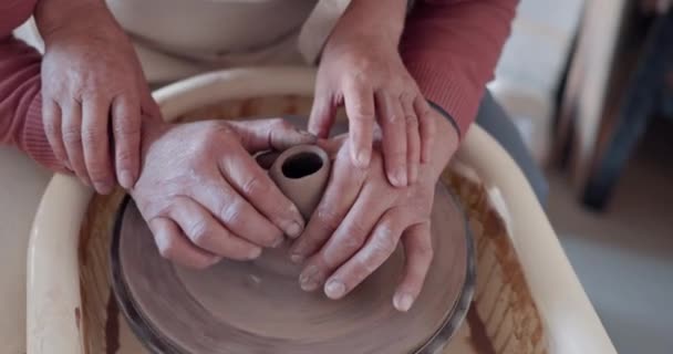 陶器和手的老夫妇造型在工作室创意艺术 支持和陶瓷课 与男人和女人的信任 婚姻和退休 — 图库视频影像
