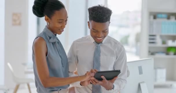 Boldog Üzletemberek Nevetés Táblagép Vállalati Startup Dolgozóinak Irodájában Fekete Férfi — Stock videók