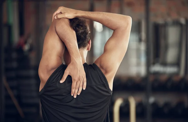 Detrás Atleta Estirando Brazo Gimnasio Culturista Estirando Cuerpo Antes Entrenamiento —  Fotos de Stock