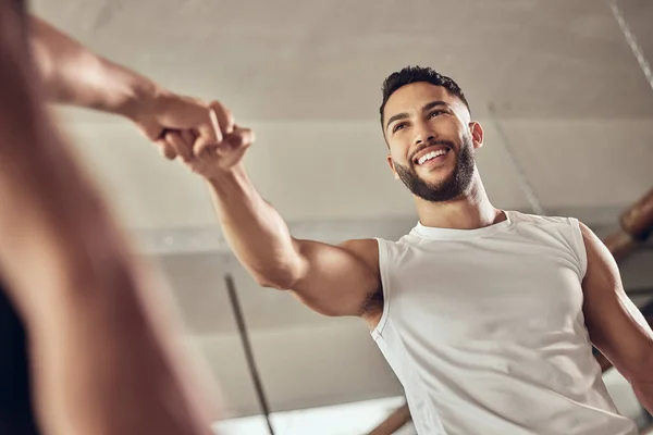 Güçlü Vücut Geliştirici Ortağına Yumruk Tokuşturuyor Sporcu Birbirlerini Egzersiz Için — Stok fotoğraf