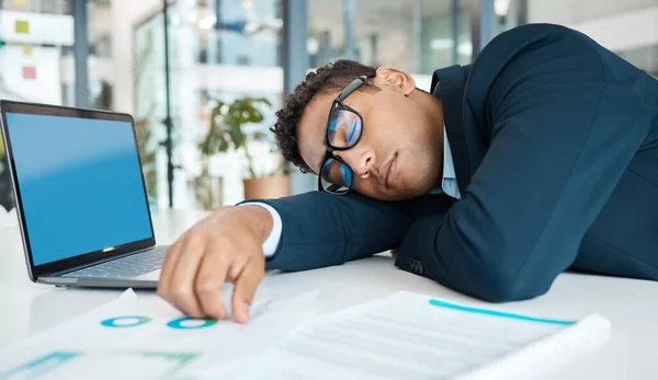 若い混合レースビジネスマンの昼寝や仕事で一人でテーブルでノートパソコンで作業 オフィスの机で仕事をしているある疲れているヒスパニック系のビジネスマン — ストック写真