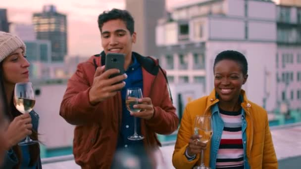 Teman Perayaan Dan Selfie Pesta Atap Smartphone Kelompok Menyenangkan Minum — Stok Video