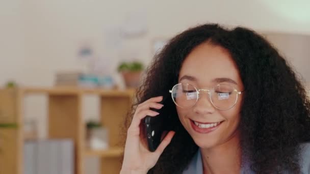 Ділова Жінка Телефонний Дзвінок Або Ноутбук Цифровому Маркетинговому Стартапі Мереж — стокове відео