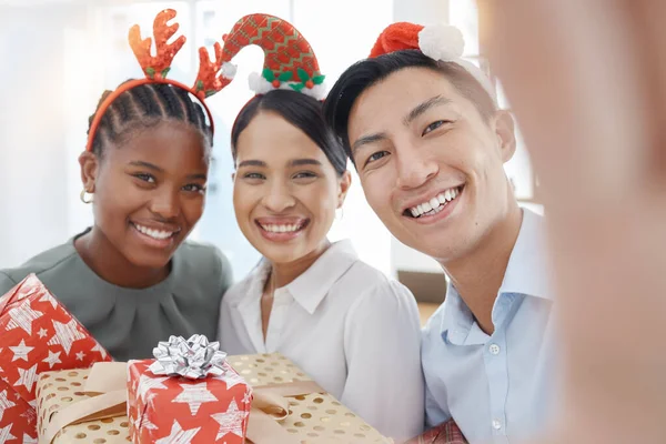 Navidad Selfie Gente Negocios Con Regalo Para Regalar Amar Celebrar —  Fotos de Stock