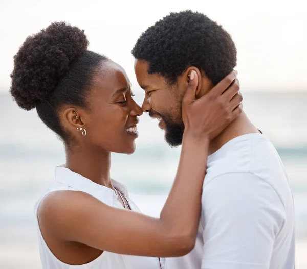 Fröhliches Afrikanisch Amerikanisches Paar Das Gemeinsam Einen Tag Meer Verbringt — Stockfoto