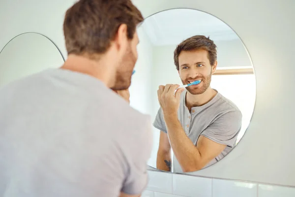 Jeden Pohledný Muž Doma Čistí Zuby Koupelně Běloch Používající Bělící — Stock fotografie