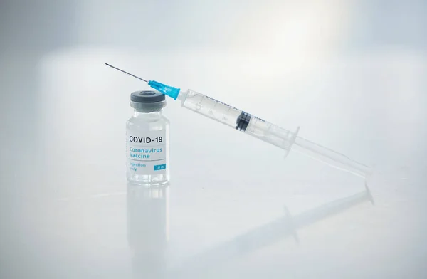 用于医疗保健 医疗安全和医院 实验室或诊所合规的牛皮癣疫苗 针头和瓶子 Covid 19疫苗玻璃液体容器药物创新模型背景 — 图库照片
