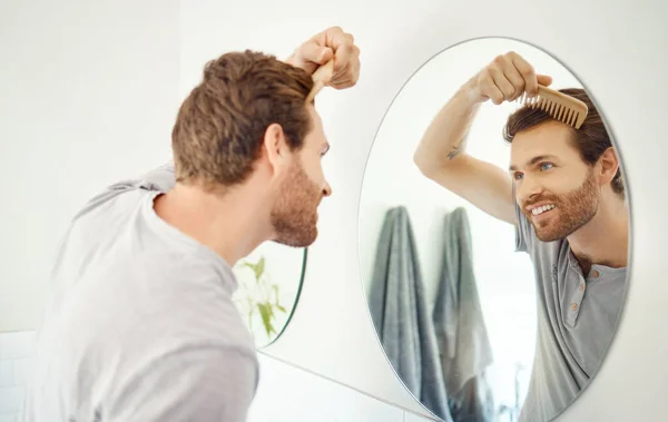 Jeden Pohledný Muž Doma Česá Vlasy Koupelně Běloch Používající Hřeben — Stock fotografie