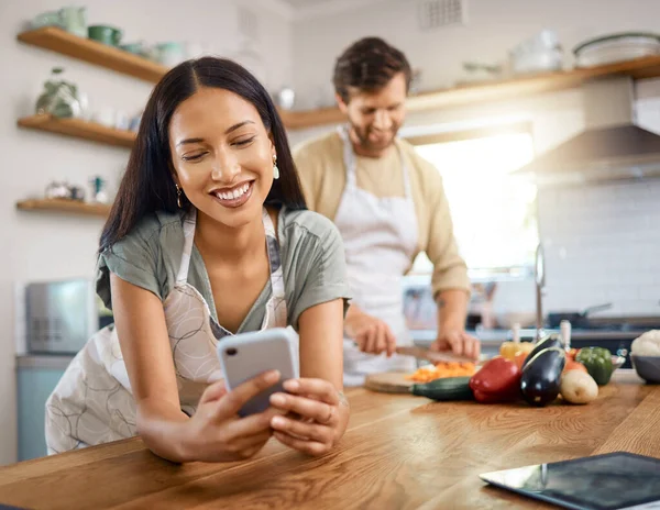 Jovem Feliz Navegando Nas Mídias Sociais Smartphone Enquanto Seu Namorado — Fotografia de Stock