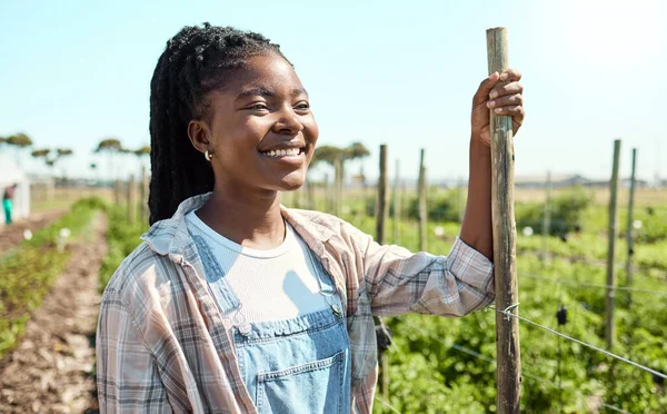Fazendeiro Feliz Seu Jardim Agricultor Afro Americano Pensar Sua Quinta — Fotografia de Stock