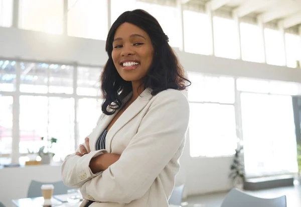 Молодая Счастливая Африканская Американская Бизнесвумен Стоящая Скрещенными Руками Офисе Одна — стоковое фото