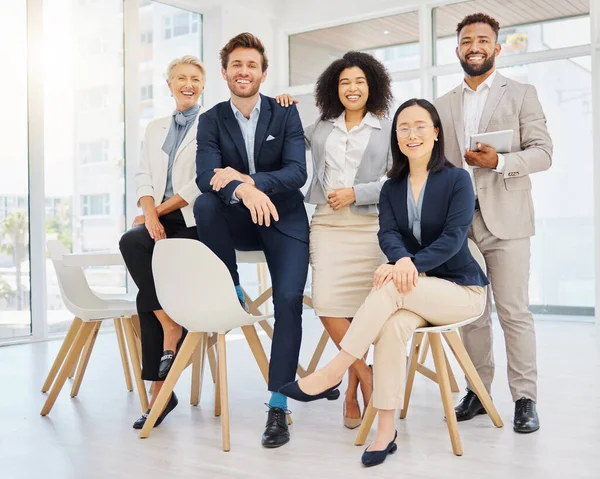 Retrato Grupo Empresários Diversos Confiantes Posando Juntos Escritório Felizes Colegas — Fotografia de Stock