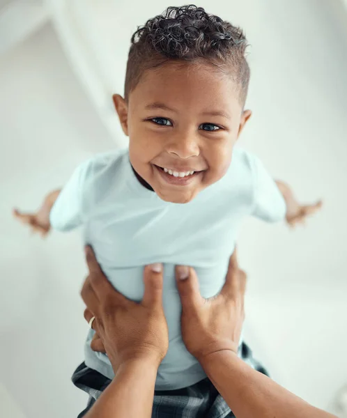 Glad Liten Blandras Pojke Som Ligger Fäders Armar Medan Tittar — Stockfoto