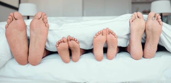 Feet Family Lying Bed Close Feet Parents Two Children Bed — Stock Photo, Image