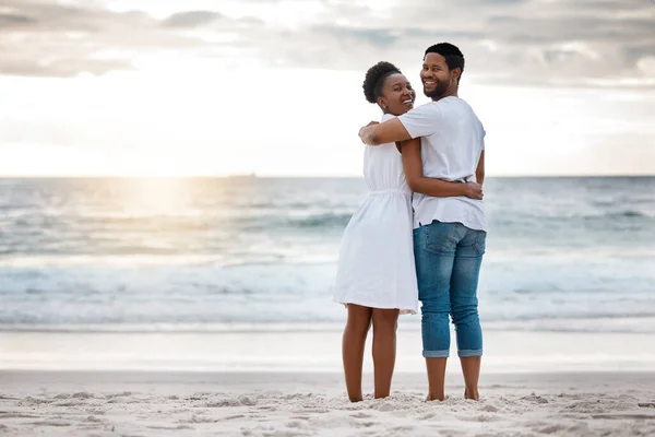 若い幸せなアフリカ系アメリカ人のカップルの肖像画一緒に海で一日を過ごす 陽気なボーイフレンドとガールフレンドがビーチで景色を見ています 立っている間に笑う夫と妻 — ストック写真
