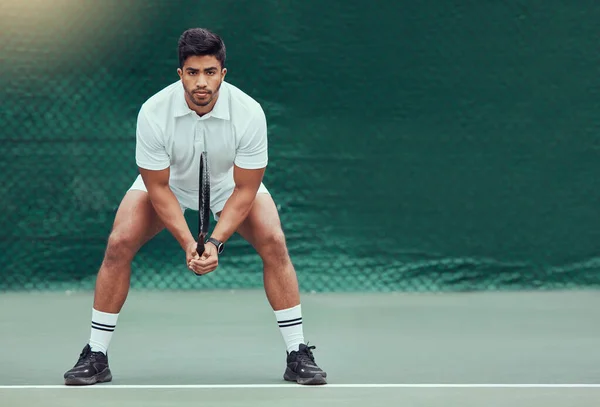 Volledige Lengte Indiaanse Tennisspeler Met Een Racket Klaar Spel Spelen — Stockfoto