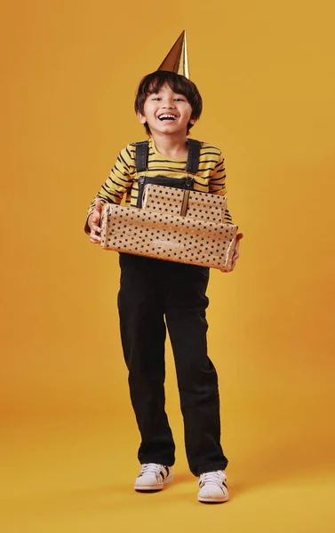 Adorable Niño Asiático Sosteniendo Regalos Luciendo Feliz Mientras Usa Divertido — Foto de Stock