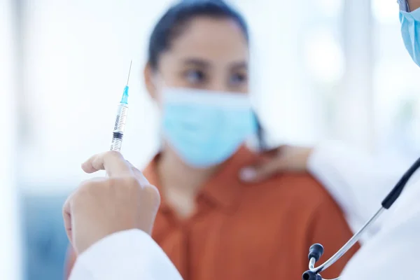 フェイスマスクを着用した診察室で女性にCovidワクチンを投与する医師 健康とCovidのための病院で免疫注射を持つ患者19ウイルスの予防と治療 — ストック写真