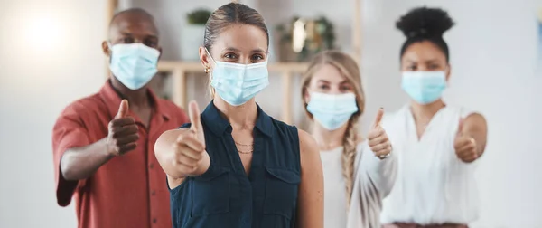 在工作场所 上班族和戴口罩的员工在工作场所表现出积极的态度 Coronavirus流行病 广告或营销公司办公室的员工健康和安全政策 — 图库照片