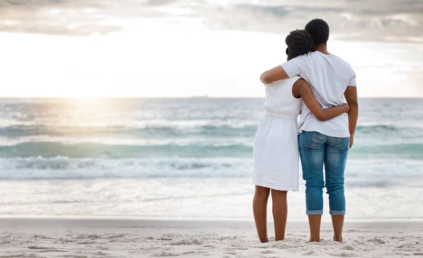 Afroamerikanisches Paar Verbringt Einen Tag Meer Zusammen Fürsorglicher Freund Und — Stockfoto