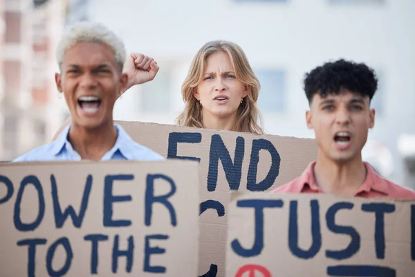 Wütend Protestieren Aktivisten Und Aktivistengruppen Mit Plakaten Gegen Rassismus Unterdrückung — Stockfoto