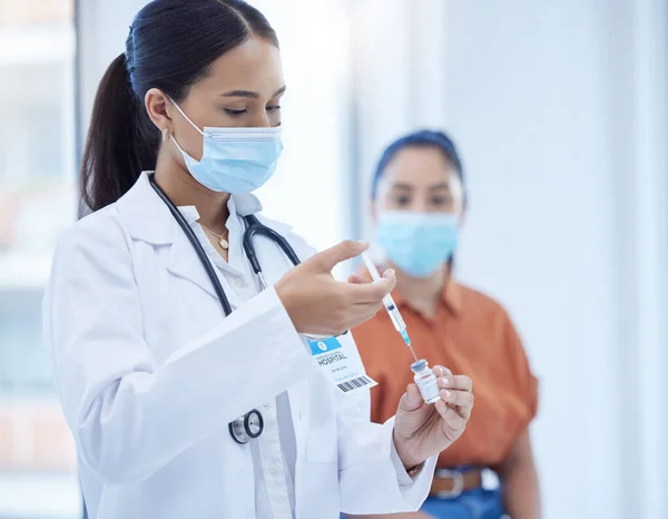 의사와 병원에서 환자와 상담하는 것이다 간호사 의료인 근로자가 마스크를 착용하고 — 스톡 사진