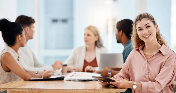 Retrato Una Joven Mujer Negocios Caucásica Feliz Trabajando Una Tableta — Foto de Stock