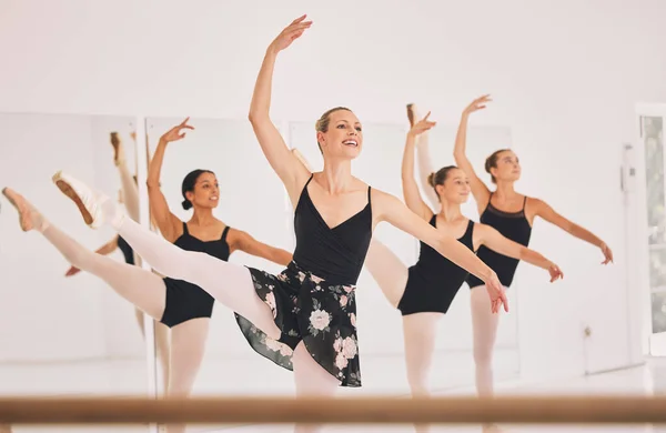 Young Woman Dance Instructor Teaching Ballet Class Group Children Her — Foto Stock
