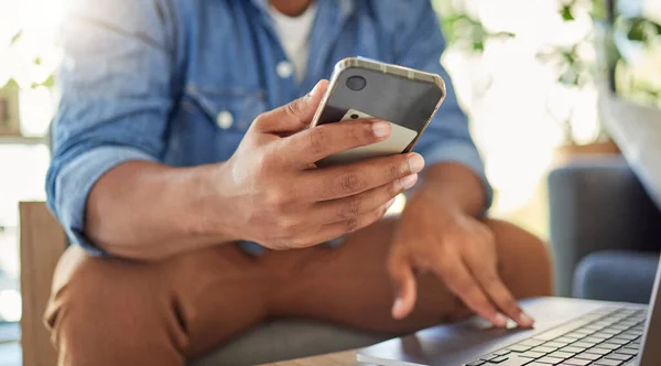 Mains Homme Affaires Indépendant Utilisant Son Ordinateur Portable Son Téléphone — Photo