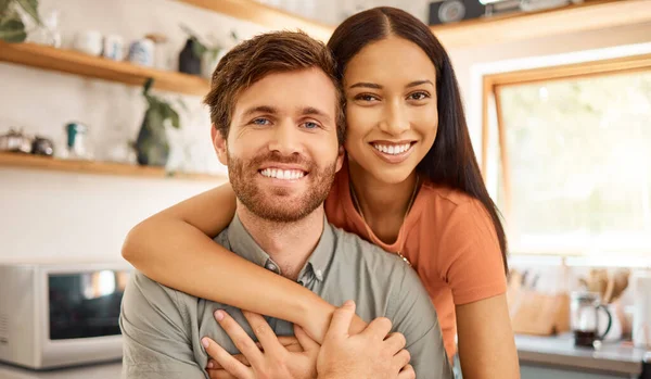 Retrato Conteúdo Casal Inter Racial Unindo Casa Joyful Namorada Mista — Fotografia de Stock